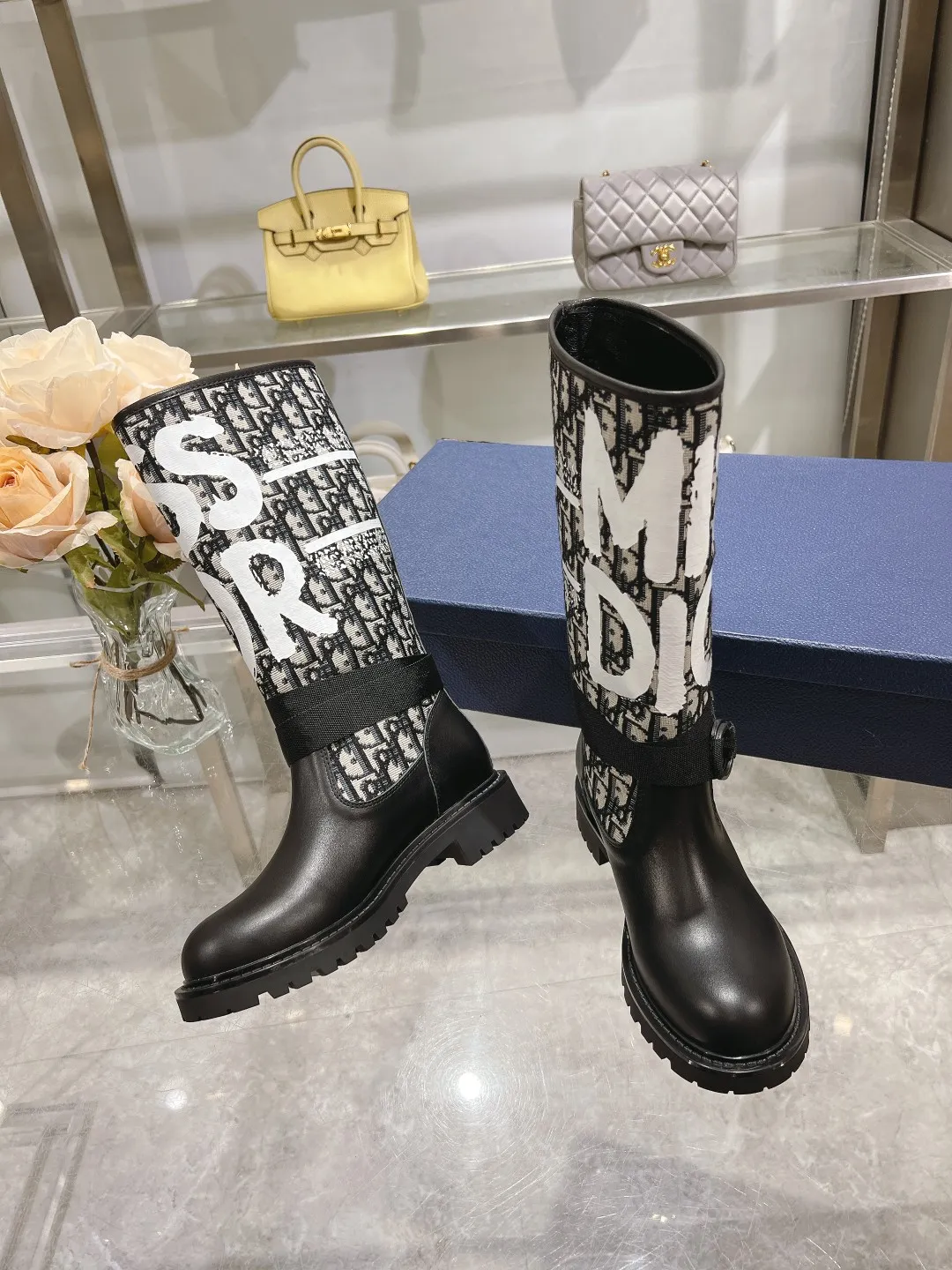👟👟Ex-factory price 560👟👟 Dior color-blocking new boots for autumn and winter, the latest electric embroidery color-blocking letter logo for autumn and winter, round-toe high-top knight boots for women, Material: first-layer cowhide stitched with electric embroidery fabric, sheepskin lining for feet, original molded TPU outsole Size: 35-40 yards
